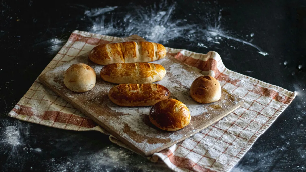 De bakkerij in het donker met één lamp aan